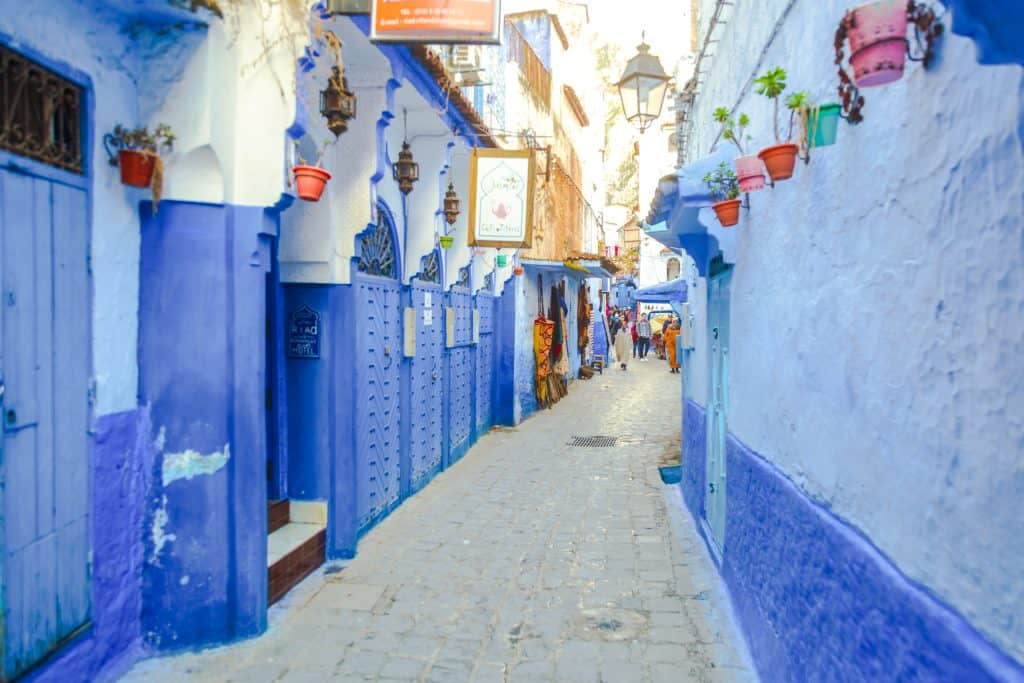 Callejones y casas azules de Chefchaouen en las montañas del Rif