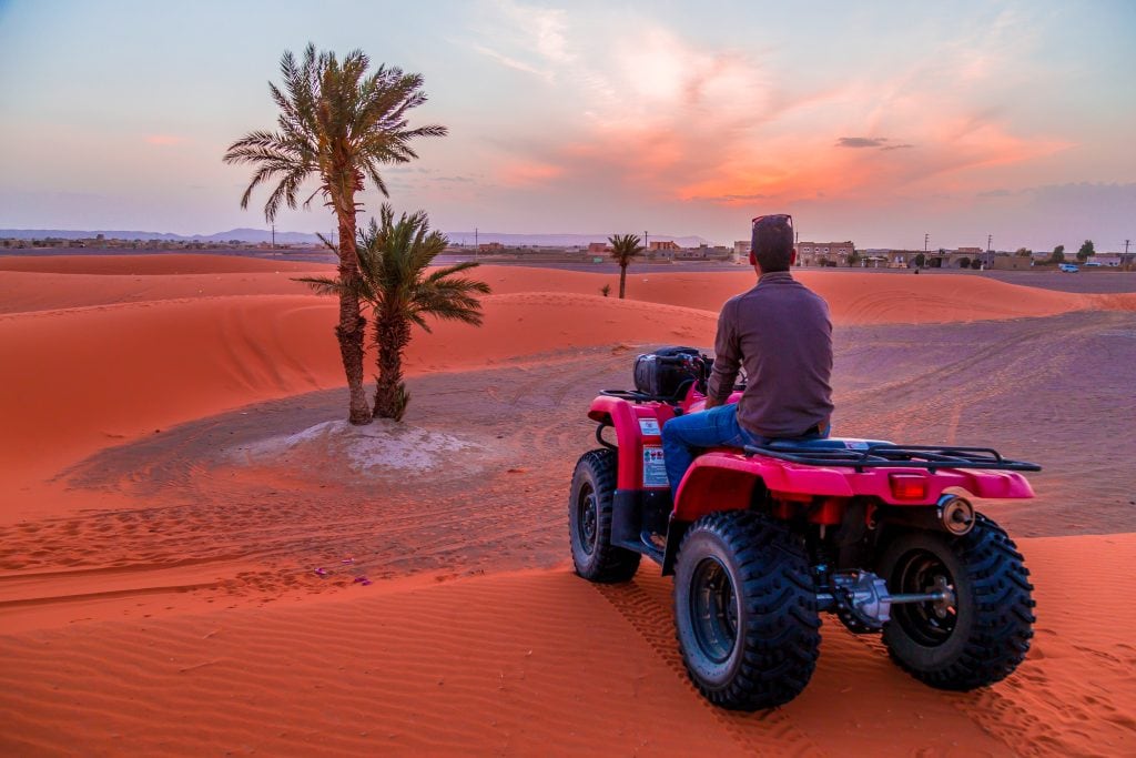 Atardecer mágico en el desierto, motivos para viajar a Marruecos