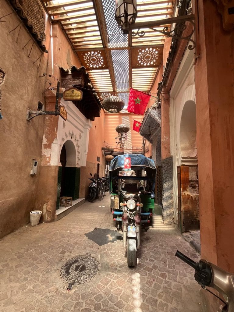 ruta por marruecos en un zoco de una ciudad imperial